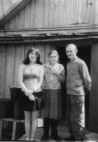 Саяпины Фёдор Ильич и Матрёна Павловна и внучкой Ириной 1970-е года