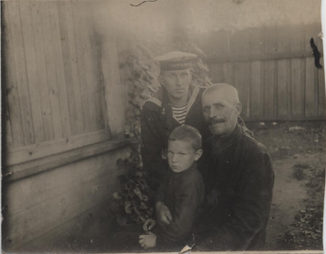Гарноженко Владимир Яковлевич с отцом и племянником