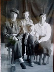 Фото семьи перед призывом(жена-Клавдия Григорьевна, сын-Александр, две дочери-Тамара и Валентина)