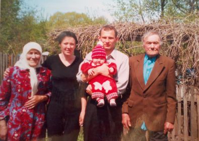 Петрищев А.Н. с женой, внучкой и правнучкой