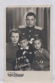 Колчков Егор Тимофеевич с супругой и детьми