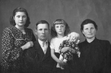 С женой Анной и дочерьми Леной и Валей (1952 г.)