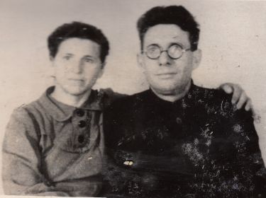 Слева направо: Гаркушенко Ольга (невестка), Гаркушенко Максим Игнатьевич (брат)