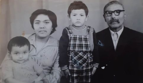 Фото с дочерью Аубакировой Кабирой Сагнаевной и внуками Гульназ и Мереке
