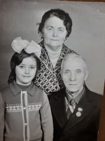 Мои дедушка с бабушкой и я.