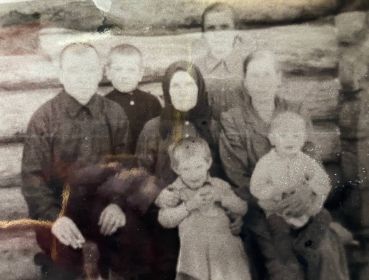 Дед со своей семьей, 3-х старших сыновей на фото нет - учились в городе.