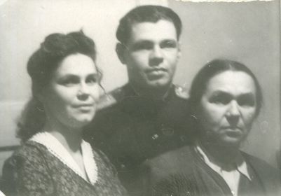 Жена и дети: Киселева (Смирнова) Раиса Васильева (справа), Киселев Игорь Васильевич (в центре), Киселева Клара Васильевна (слева)