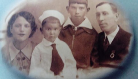 Дед с семьёй в Таллине 1940 год