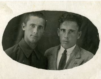 Вместе с братом Фоминым Геннадием Андреевичем (слева)