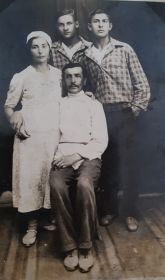 Дедушка с братом(пропал без вести защтщсч Кавказ), сестрой(блокадницей) и отцом.