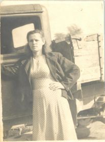Бабушка во время Великой Отечественной Войны 1941-1945 возле своего автомобиля, помогала возить раненных
