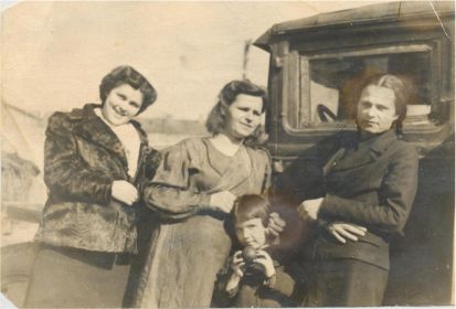 Бабушка с подругами во время Великой Отечественной Войны 1941-1945 возле своего автомобиля