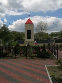 Братская могила Краснодарский край, Крымский р-н, ст. Неберджаевская ул. Ленина,48