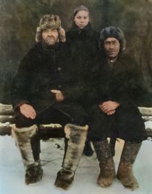 слева отец солдата - Гаврил Петрович старший; справа дядя - Гаврил Петрович младший; в центре - двоюродная сестра Устинья; 1947 г., п.Байса Баунтовского р-на Бурятии