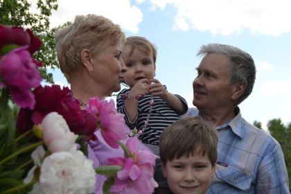 Сын Сергей с женой Татьяной и внуками