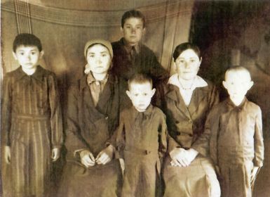 семья солдата: мама Ефимия Кирилловна 1900 г.р., брат, сестра, жена Мария Иннокентьевна и дочери; с.Оймур, 1948 год