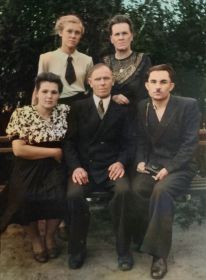Бабушка с родственниками по мужу