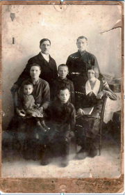 На фото семья Морозова Михаила Максимовича   (сын Василий Михайлович, сын Петр Михайлович, дочь Зоя, Аля и младший сын Ванюшка)