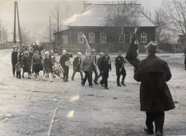 А.С. Лоханов несет знамя СССР