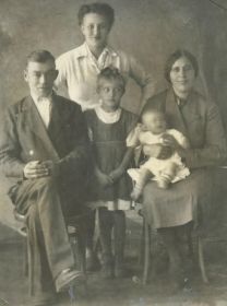 Василий Андреевич со своей семьей ( супруга Мария Федоровна, дочери Лидия, Валентина и внучка Ирина)