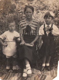 Июнь 1941. Жена и дети Ивана Сергеевича - семилетняя Вера и пятилетний Николай.