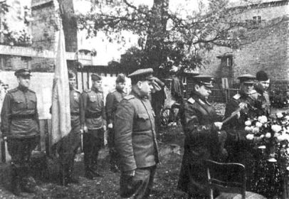 Май 1945г. Генерал-майор Гетьман зачитывает Указ о награждении полка орденом Суворова III ст.