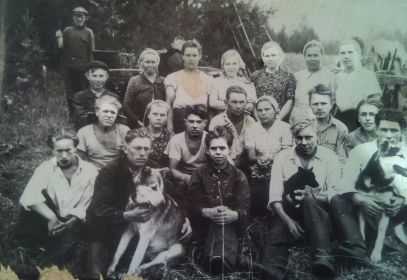 ЗВЕНО    колхозников на сенокосе .  Все вместе после трудового дня