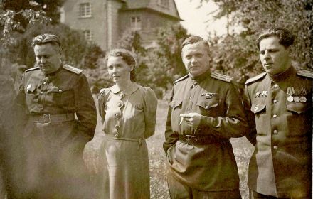 Гладышева Мария Георгиевна и ст. офицеры 74 гв. сд, Тюрингия, Бад-Лангезальца, 1946 г.