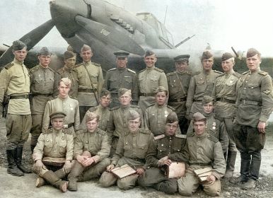 август 1944г. верхний ряд, 4-й справа, далее- командир 3 эскадрильи капитан Коваленко Г.П., командир полка п/полковник Ермилов И.А., второй справа в среднем ряду- гв.сержант Хайрланамов Ислам
