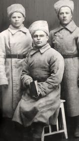 Нечай Свирид Демьянович (крайний слева) с однополчанами, 1920-е годы