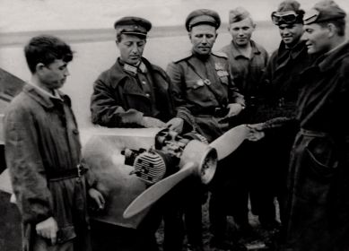 Александр Леонтьевич Кармин с курсантами Казанского аэроклуба 1945 г.