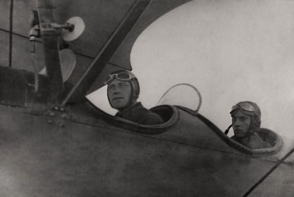Александр Леонтьевич Кармин и курсант Куцемилов перед взлетом на У-2 1939 г.