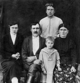 Семья, отец(Кашин Иван Андреевич), мать(Кашина(Кленина), и сестры.