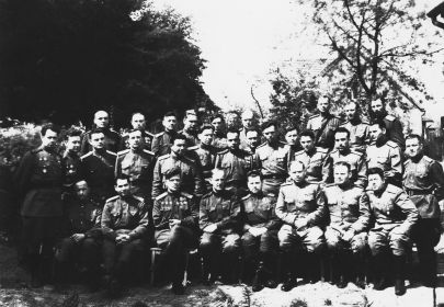 офицеры 230 штурмовой авиадивизии. нижний ряд, третий слева.