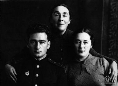 1944 г. г. Семипалатинск, Казахской ССР.  После тяжелой контузии, под. г. Гомелем, в краткосрочном отпуске, с мамой и сестрой.