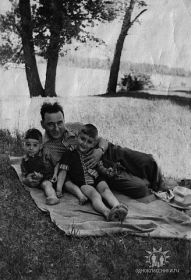 1957 г. г. Семипалатинск, Казахской ССР. С сыновьями, на отдыхе, на берегу реки Иртыш.