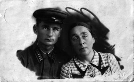 15 июня 1941 г.  г. Севастополь. В день окончания Севастопольского училища зенитной артиллерии (СУЗА), с матерью.