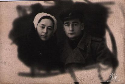 1945 г. г. Семипалатинск, Казахской ССР. С сестрой Любой, после демобилизации из Советской Армии.