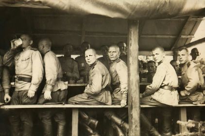 19 августа 1945 года. Праздник в честь дня авиации на берегу реки Шпрее. Солдаты 141-й огнемётной роты за бокальным столом.