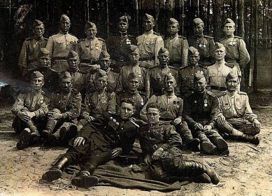 18 августа 1945 года. Солдаты 141-й отдельной Рогачёвской орденов Александра Невского и Красной Звезды огнемётной роты на берегу реки Шпрее с офицерами роты Брантовым и Заломаевым.