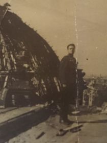 Командир 141-й отдельной Рогачёвской орденов Александра Невского и Красной Звезды огнемётной роты майор Василий Александрович Сысоев на куполе Рейхстага. Экскурсия.