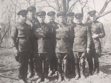 Группа писарей штаба, 4 мая 1939 год. Анатолий стоит в первом ряду, второй слева.