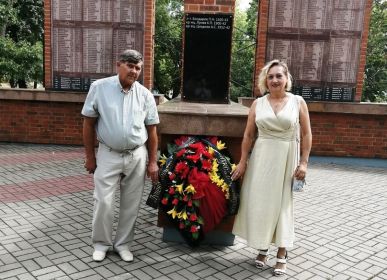 У братской могилы №162.  внук Александр Лунёв с женой Татьяной из Волгограда.  2020 год