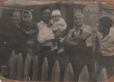 Слева сын Александр, дочь Елена и сын Сергей справа