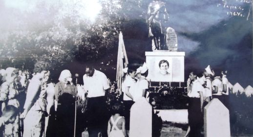 1964 г.  г. Торез. Анна Прокофьевна, мама Веры, на открытии памятника