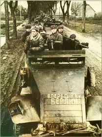 бронетранспортеры отдельной разведроты на дороге Германии. 1945г.