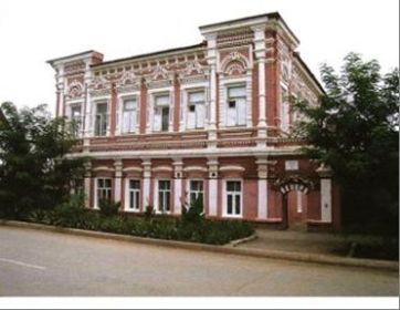 школа имени М. Ломоносова в Средней Ахтубе, здесь в годы войны находилась партизанская разведшкола.