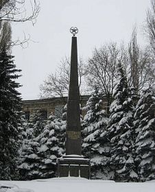 место захоронения, ДНР, г. Торез, пересечение ул. Пионерская и Энгельса, сквер