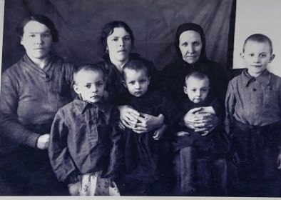семейное фото: бабушка со свекровью и  детьми, рождёнными в довоенное время