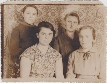 Дочь Людмила во втором ряду справа